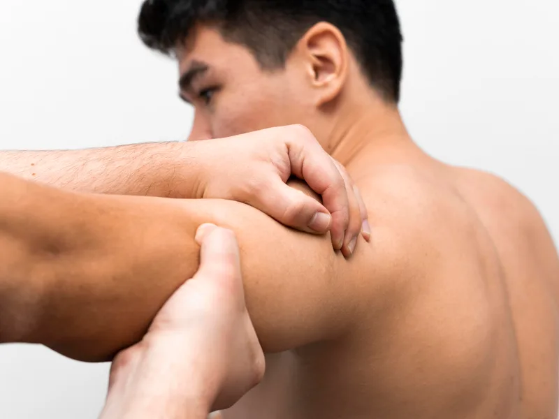 ABC Chiropractic treating shoulder pain in Hudsonville